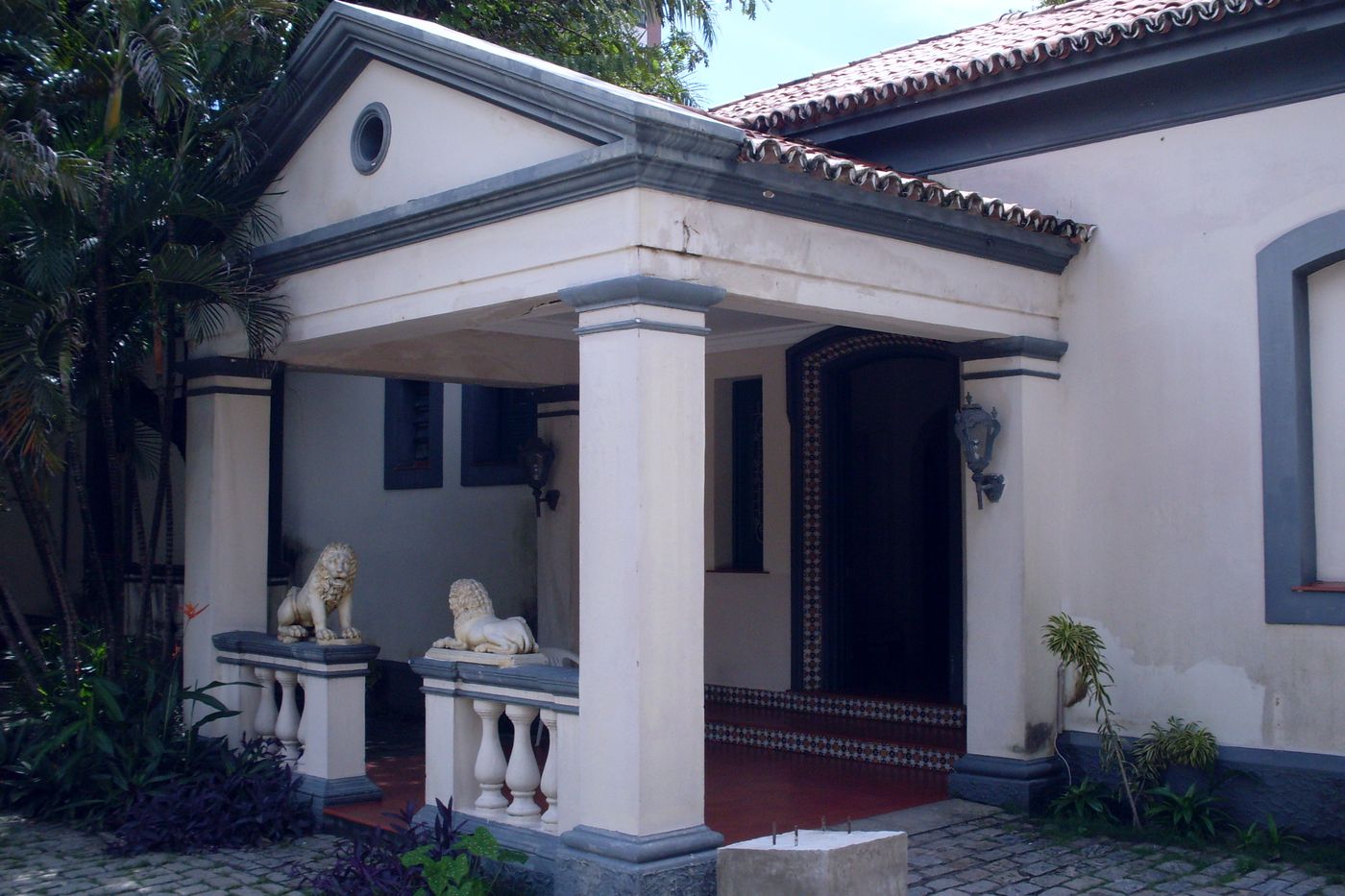 Fachada do Museu da Imagem e do Som do Ceará, com colunas e leões de pedra na entrada