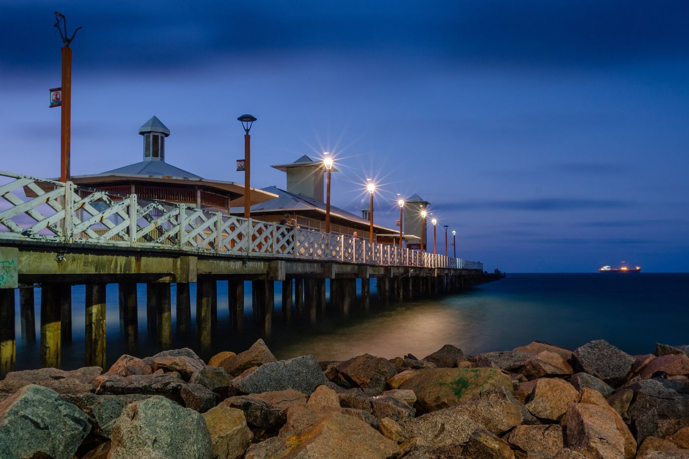 Ponte dos Ingleses ao entardecer, na Praia de Iracema, com as luzes acesas