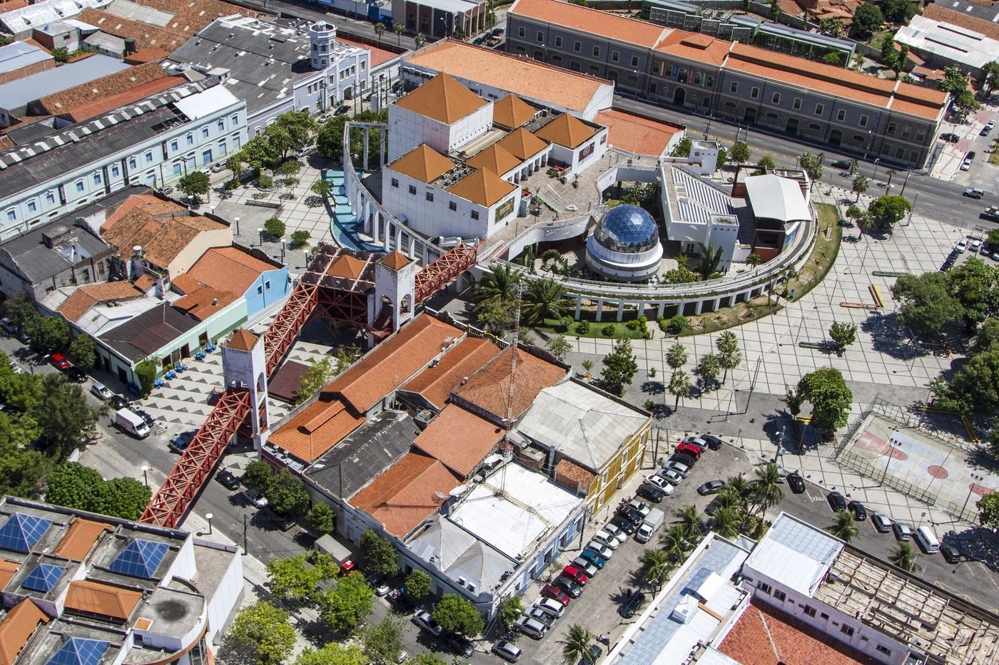 Vista aérea do Centro Dragão do Mar de Arte e Cultura, na Praia de Iracema